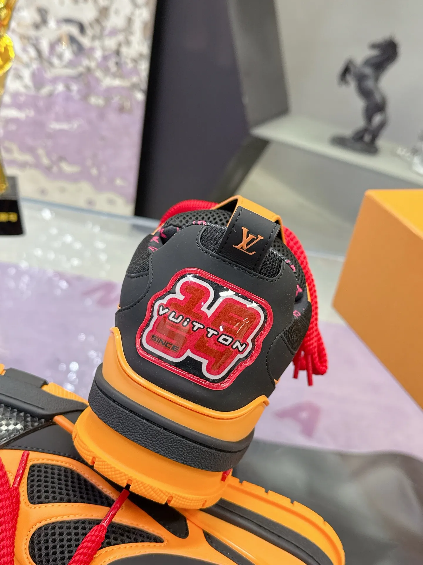 Factory price: 760💰 𝙇𝙑 𝟐𝟎𝟐5 𝐒𝐒 𝐧𝐞𝐰 Officially synchronized new colors💗 Louis Vuitton catwalk skateboard shoes are a hit, LOUIS VUITTON Trainer is undoubtedly one of the most successful Sneakers launched by luxury brands, but the pace of exploration will not stop. LOUISVUITTON will also bring a new series of skateboard shoes in the spring of 2025. The new series in the picture returns to the 90s Chunky Skate Shoes look and feel. The uppers are made of leather and mesh. The fat silhouette and thick shoelaces are very eye-catching. It is expected to have quite a few colors like the Trainer. Judging from the previous DIOR show skate shoes, this chunky style may be even stronger next year.  💎 LV small bread series LV bread shoe series 😘 Couple model Size: Female 35-40 Male 39-44, customized 45, 46